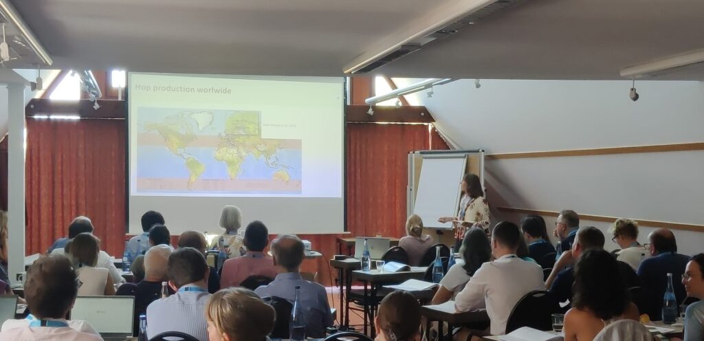 Presentación de Perrine en la Convención de Productores de Lúpulo