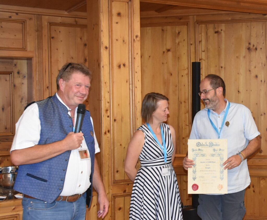 Javier Cancela siendo nombrado Caballero de la Orden del Lúpulo