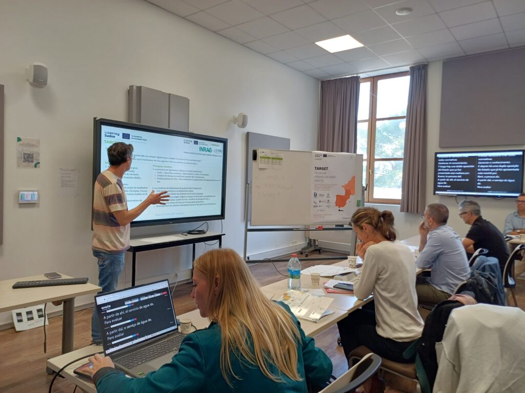 Nicolas Saurin presentando el estudio