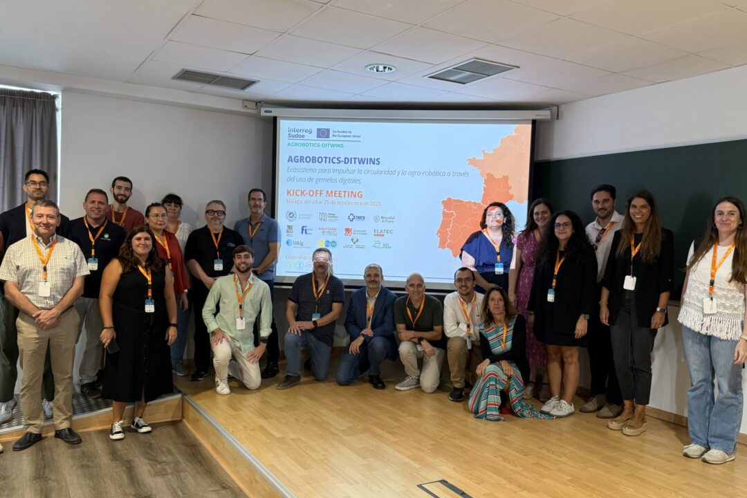 Foto de grupo de los socios durante la reunión de lanzamiento