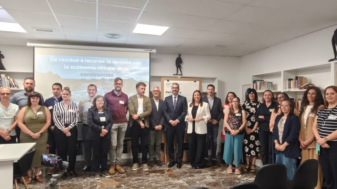 Representantes del consorcio DECOWASTE con las autoridades